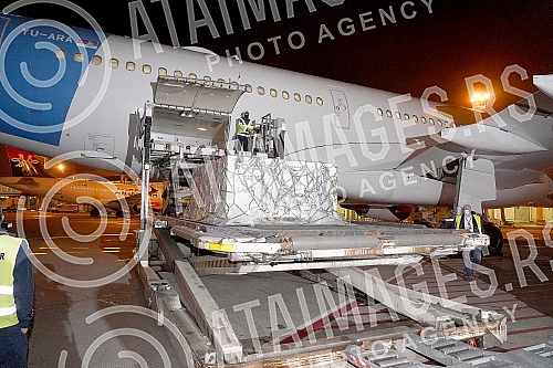 A plane with 100,000 Sputnik V vaccines landed at Nikola Tesla Airport, greeted by Serbian President Aleksandar Vucic.Avion sa 100.000 vakcina Sputnik V sleteo je na aerodrom Nikola Tesla, docekao ga predsednik Srbije Aleksandar Vucic.