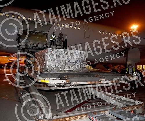 A plane with 100,000 Sputnik V vaccines landed at Nikola Tesla Airport, greeted by Serbian President Aleksandar Vucic.Avion sa 100.000 vakcina Sputnik V sleteo je na aerodrom Nikola Tesla, docekao ga predsednik Srbije Aleksandar Vucic.