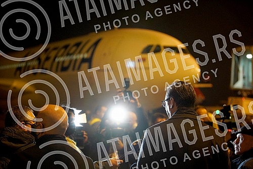 A plane with 100,000 Sputnik V vaccines landed at Nikola Tesla Airport, greeted by Serbian President Aleksandar Vucic.Avion sa 100.000 vakcina Sputnik V sleteo je na aerodrom Nikola Tesla, docekao ga predsednik Srbije Aleksandar Vucic.
