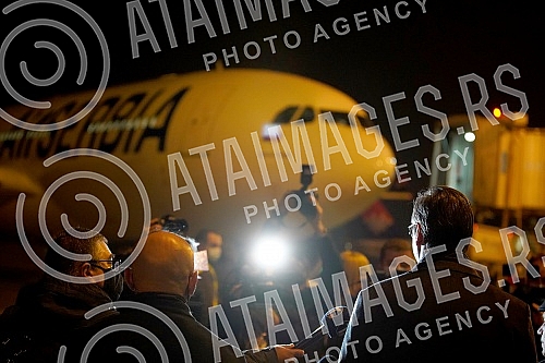 A plane with 100,000 Sputnik V vaccines landed at Nikola Tesla Airport, greeted by Serbian President Aleksandar Vucic.Avion sa 100.000 vakcina Sputnik V sleteo je na aerodrom Nikola Tesla, docekao ga predsednik Srbije Aleksandar Vucic.