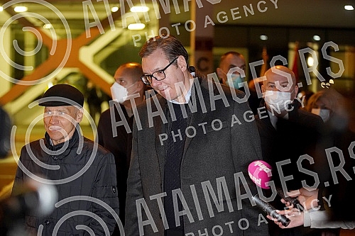 A plane with 100,000 Sputnik V vaccines landed at Nikola Tesla Airport, greeted by Serbian President Aleksandar Vucic.Avion sa 100.000 vakcina Sputnik V sleteo je na aerodrom Nikola Tesla, docekao ga predsednik Srbije Aleksandar Vucic.