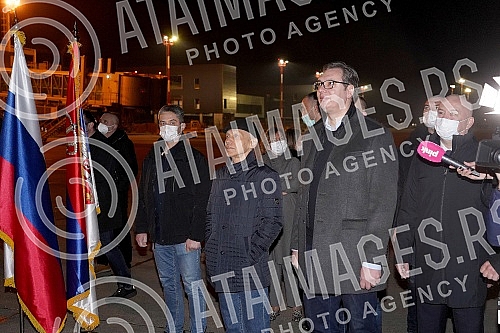 A plane with 100,000 Sputnik V vaccines landed at Nikola Tesla Airport, greeted by Serbian President Aleksandar Vucic.Avion sa 100.000 vakcina Sputnik V sleteo je na aerodrom Nikola Tesla, docekao ga predsednik Srbije Aleksandar Vucic.
