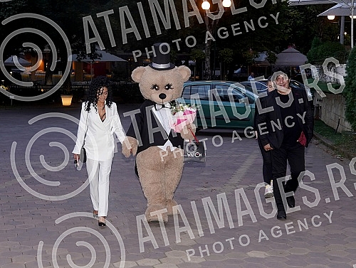 Singer Milica Jokic presented her project 3logija in the restaurant Topciderac, and celebrated with colleagues and associates the first million views for the song Nisi ti.Pevacica Milica Jokic je u restoranu Topciderac predstavila svoj projekat 3lo