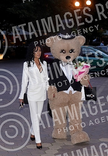 Singer Milica Jokic presented her project 3logija in the restaurant Topciderac, and celebrated with colleagues and associates the first million views for the song Nisi ti.Pevacica Milica Jokic je u restoranu Topciderac predstavila svoj projekat 3lo