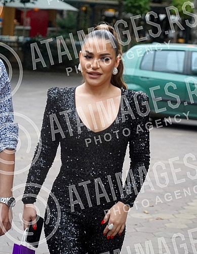 Singer Milica Jokic presented her project 3logija in the restaurant Topciderac, and celebrated with colleagues and associates the first million views for the song Nisi ti.Pevacica Milica Jokic je u restoranu Topciderac predstavila svoj projekat 3lo