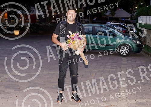 Singer Milica Jokic presented her project 3logija in the restaurant Topciderac, and celebrated with colleagues and associates the first million views for the song Nisi ti.Pevacica Milica Jokic je u restoranu Topciderac predstavila svoj projekat 3lo