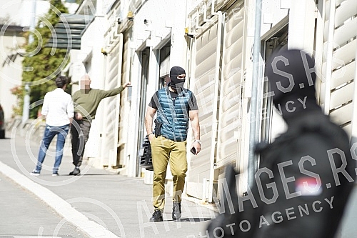 Strong police forces are still blocking the street where Darko Saric's villa is located, who was arrested as part of a major international operation led by Europol and Eurojust.Jake policijske snage jos uvek drze u blokdi ulicu u kojoj se nalazi vi