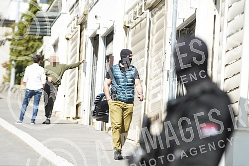 Strong police forces are still blocking the street where Darko Saric's villa is located, who was arrested as part of a major international operation led by Europol and Eurojust.Jake policijske snage jos uvek drze u blokdi ulicu u kojoj se nalazi vi