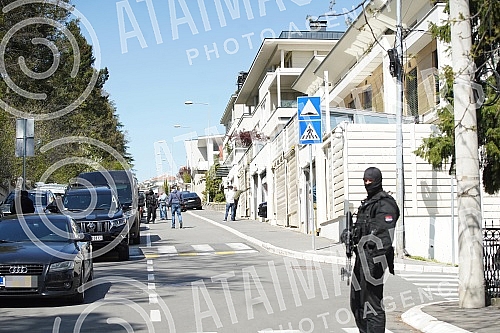 Strong police forces are still blocking the street where Darko Saric's villa is located, who was arrested as part of a major international operation led by Europol and Eurojust.Jake policijske snage jos uvek drze u blokdi ulicu u kojoj se nalazi vi