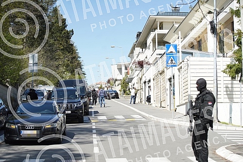 Strong police forces are still blocking the street where Darko Saric's villa is located, who was arrested as part of a major international operation led by Europol and Eurojust.Jake policijske snage jos uvek drze u blokdi ulicu u kojoj se nalazi vi