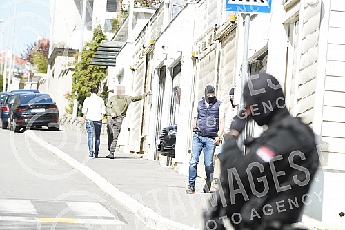 Strong police forces are still blocking the street where Darko Saric's villa is located, who was arrested as part of a major international operation led by Europol and Eurojust.Jake policijske snage jos uvek drze u blokdi ulicu u kojoj se nalazi vi