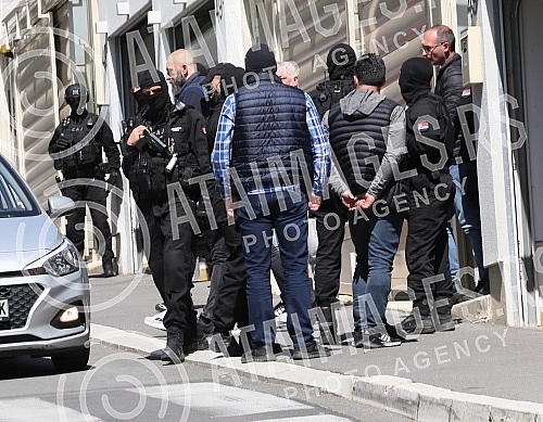 Strong police forces are still blocking the street where Darko Saric's villa is located, who was arrested as part of a major international operation led by Europol and Eurojust.Jake policijske snage jos uvek drze u blokdi ulicu u kojoj se nalazi vi