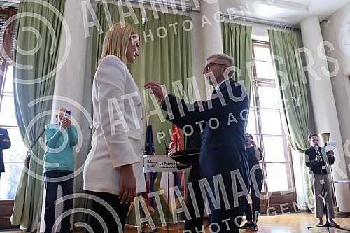French Ambassador Pierre Cochard presented the National Order of Merit to basketball player Natasa Kovacevic StojakovicAmbasador Francuske Pjer Kosar urucio je Nacionalni orden za zasluge kosarkasici Natasi Kovacevic Stojakovic.