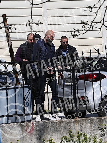 Strong police forces are still blocking the street where Darko Saric's villa is located, who was arrested as part of a major international operation led by Europol and Eurojust.Jake policijske snage jos uvek drze u blokdi ulicu u kojoj se nalazi vi