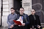 In front of the Rector's building, a press conference was held by the president of the youth movement Dveri Ranko Radovic on the increase in the price of issuing bachelor's and master's degrees.Ispred zgrade Rektorata odrzana je konferencija za no