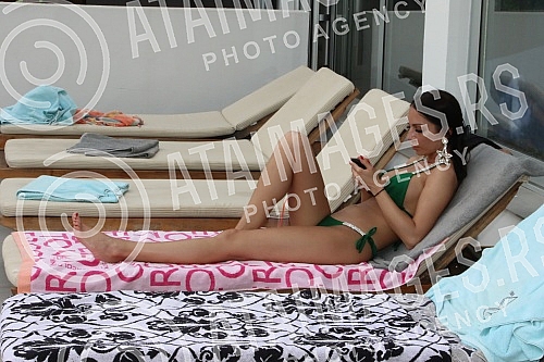 Singer Anastasija Budjic with husband Ivan Radovic - Koki at swimming pool.Pevacica Anastasija Budjic sa muzem Ivanom Radovicem - Koki na bazenu.