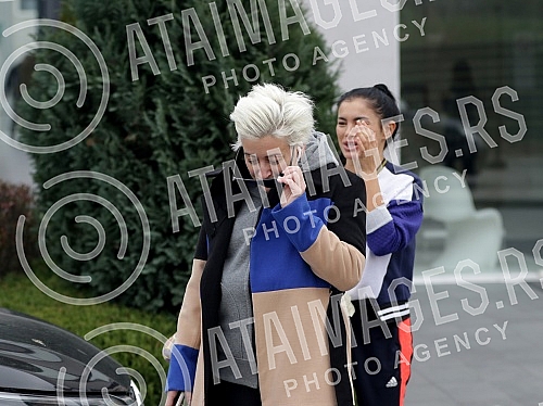 Television presenter Dusica Jakovljevic released from the clinic where she underwent surgery - breast augmentation.Televizijska voditeljka Dusica Jakovljevic izlazi iz klinike gde se podvrgla operaciji - povecanje grudi.