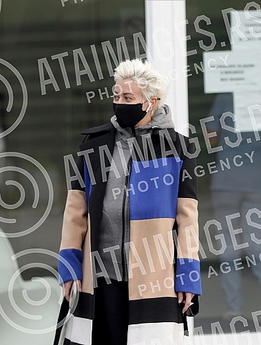 Television presenter Dusica Jakovljevic released from the clinic where she underwent surgery - breast augmentation.Televizijska voditeljka Dusica Jakovljevic izlazi iz klinike gde se podvrgla operaciji - povecanje grudi.