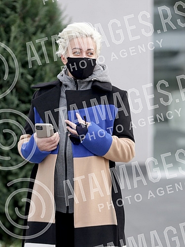 Television presenter Dusica Jakovljevic released from the clinic where she underwent surgery - breast augmentation.Televizijska voditeljka Dusica Jakovljevic izlazi iz klinike gde se podvrgla operaciji - povecanje grudi.