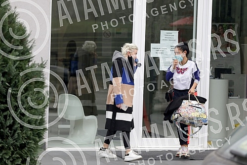 Television presenter Dusica Jakovljevic released from the clinic where she underwent surgery - breast augmentation.Televizijska voditeljka Dusica Jakovljevic izlazi iz klinike gde se podvrgla operaciji - povecanje grudi.