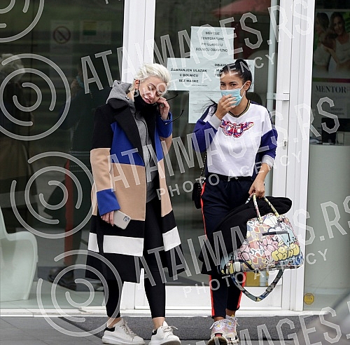 Television presenter Dusica Jakovljevic released from the clinic where she underwent surgery - breast augmentation.Televizijska voditeljka Dusica Jakovljevic izlazi iz klinike gde se podvrgla operaciji - povecanje grudi.