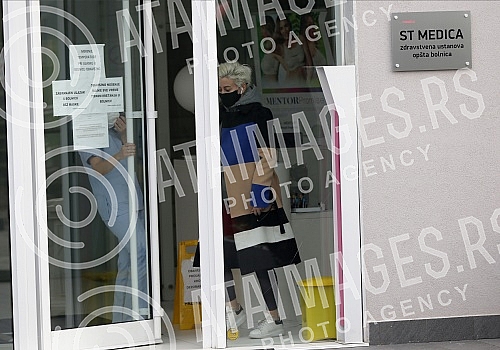 Television presenter Dusica Jakovljevic released from the clinic where she underwent surgery - breast augmentation.Televizijska voditeljka Dusica Jakovljevic izlazi iz klinike gde se podvrgla operaciji - povecanje grudi.