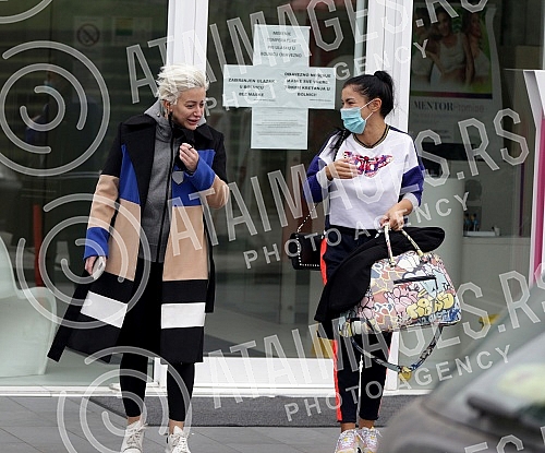 Television presenter Dusica Jakovljevic released from the clinic where she underwent surgery - breast augmentation.Televizijska voditeljka Dusica Jakovljevic izlazi iz klinike gde se podvrgla operaciji - povecanje grudi.