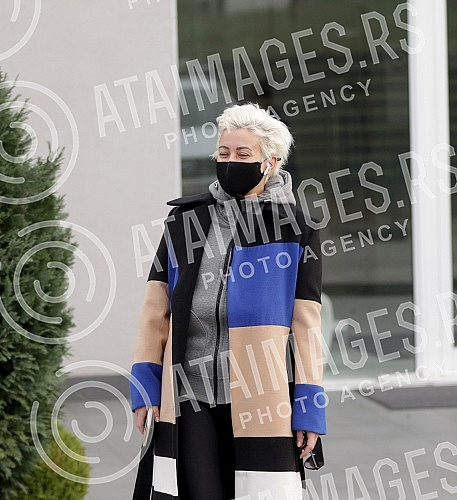 Television presenter Dusica Jakovljevic released from the clinic where she underwent surgery - breast augmentation.Televizijska voditeljka Dusica Jakovljevic izlazi iz klinike gde se podvrgla operaciji - povecanje grudi.