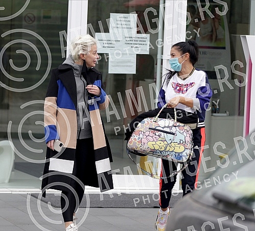 Television presenter Dusica Jakovljevic released from the clinic where she underwent surgery - breast augmentation.Televizijska voditeljka Dusica Jakovljevic izlazi iz klinike gde se podvrgla operaciji - povecanje grudi.