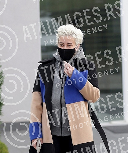 Television presenter Dusica Jakovljevic released from the clinic where she underwent surgery - breast augmentation.Televizijska voditeljka Dusica Jakovljevic izlazi iz klinike gde se podvrgla operaciji - povecanje grudi.