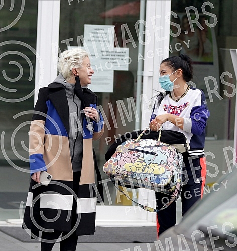 Television presenter Dusica Jakovljevic released from the clinic where she underwent surgery - breast augmentation.Televizijska voditeljka Dusica Jakovljevic izlazi iz klinike gde se podvrgla operaciji - povecanje grudi.