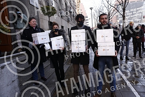 A press conference was held in front of the Government of Serbia on the action Kreni Promeni on the occasion of submitting a petition with 290,000 signatures, which would prevent the exploitation of lithium in Serbia. Ispred Vlade Srbije odrzana je