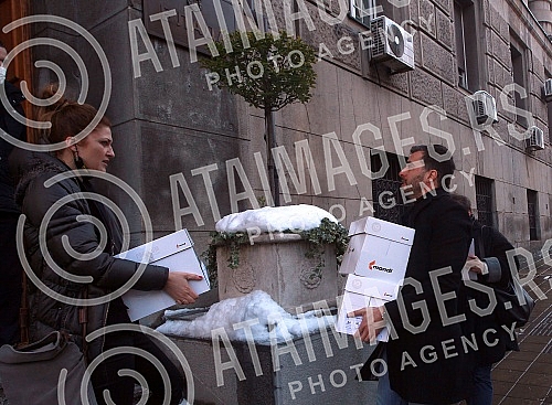 A press conference was held in front of the Government of Serbia on the action Kreni Promeni on the occasion of submitting a petition with 290,000 signatures, which would prevent the exploitation of lithium in Serbia. Ispred Vlade Srbije odrzana je