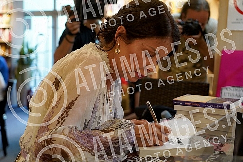 On the day of the start of the sale of the new novel 