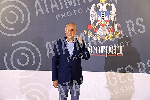 On the terrace of the City Assembly, a solemn reception was organized for the women's basketball team, which won a gold medal at the European Championship. Na terasi Skupstine grada organzovan je svecani docek zenske kosarkaske reprezentacije, koje