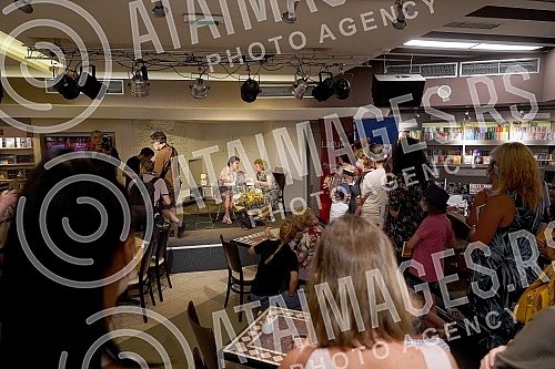 On the day of the start of the sale of the new novel 