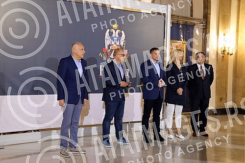 On the terrace of the City Assembly, a solemn reception was organized for the women's basketball team, which won a gold medal at the European Championship. Na terasi Skupstine grada organzovan je svecani docek zenske kosarkaske reprezentacije, koje