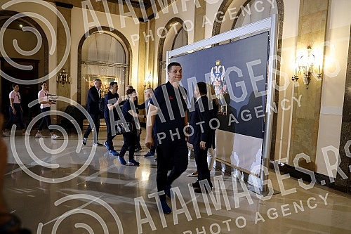 On the terrace of the City Assembly, a solemn reception was organized for the women's basketball team, which won a gold medal at the European Championship. Na terasi Skupstine grada organzovan je svecani docek zenske kosarkaske reprezentacije, koje