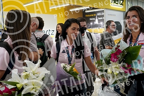 Serbian basketball players, who became European champions last night, arrived today on a charter flight from Valencia to Belgrade, and were greeted at the airport by slaves and fans. Kosarkasice Srbije, koje su sinoc postale sampionke Evrope, stigl
