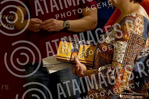 On the day of the start of the sale of the new novel 