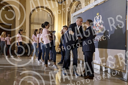 On the terrace of the City Assembly, a solemn reception was organized for the women's basketball team, which won a gold medal at the European Championship. Na terasi Skupstine grada organzovan je svecani docek zenske kosarkaske reprezentacije, koje