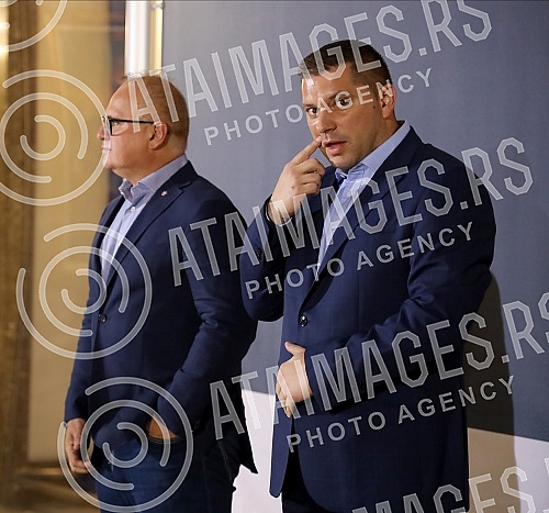On the terrace of the City Assembly, a solemn reception was organized for the women's basketball team, which won a gold medal at the European Championship. Na terasi Skupstine grada organzovan je svecani docek zenske kosarkaske reprezentacije, koje