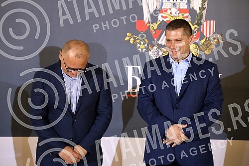 On the terrace of the City Assembly, a solemn reception was organized for the women's basketball team, which won a gold medal at the European Championship. Na terasi Skupstine grada organzovan je svecani docek zenske kosarkaske reprezentacije, koje