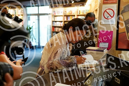 On the day of the start of the sale of the new novel 