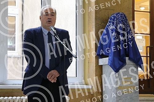 A ceremony on the occasion of the Day of the Faculty of Philology, during which a bust of academician Nikola Milosevic was unveiled.Svecanost povodom Dana Filoloskog fakulteta tokom koje je otkrivena bista akademiku Nikoli Milosevicu. 