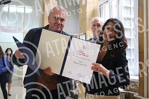 A ceremony on the occasion of the Day of the Faculty of Philology, during which a bust of academician Nikola Milosevic was unveiled.Svecanost povodom Dana Filoloskog fakulteta tokom koje je otkrivena bista akademiku Nikoli Milosevicu. 
