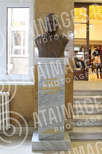 A ceremony on the occasion of the Day of the Faculty of Philology, during which a bust of academician Nikola Milosevic was unveiled.Svecanost povodom Dana Filoloskog fakulteta tokom koje je otkrivena bista akademiku Nikoli Milosevicu. 