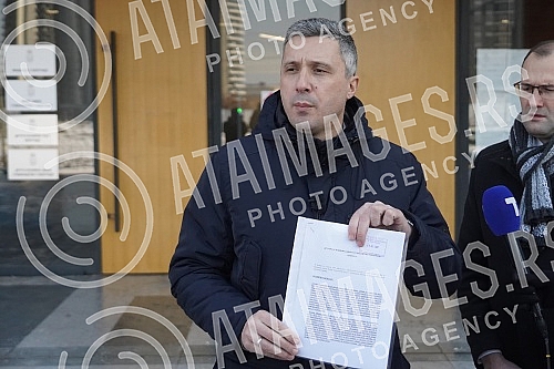 The president of the Serbian movement Dveri, Bosko Obradovic, held a press conference in front of the Second Basic Public Prosecutor's Office, on the occasion of filing criminal charges for theft in a referendum.Predsednik Srpskog pokreta Dveri Bos