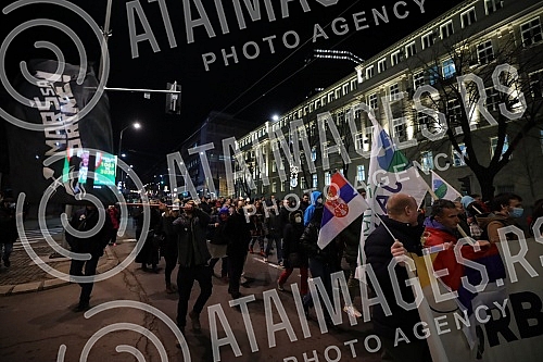 In front of the Presidency of Serbia, despite the ban on the gathering, several hundred citizens gathered at a protest organized by the organization Kreni - Promeni, demanding a ban on the extraction of pine and lithium.Ispred Predsednistva Srbije,