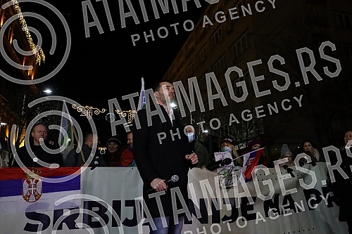 In front of the Presidency of Serbia, despite the ban on the gathering, several hundred citizens gathered at a protest organized by the organization Kreni - Promeni, demanding a ban on the extraction of pine and lithium.Ispred Predsednistva Srbije,